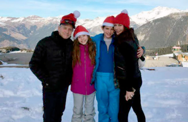 Кэтрин Зета-Джонс с семьей