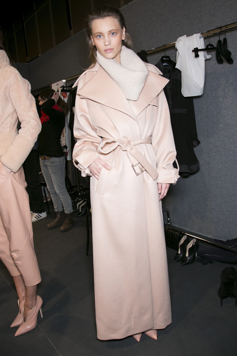 Пальто с поясом