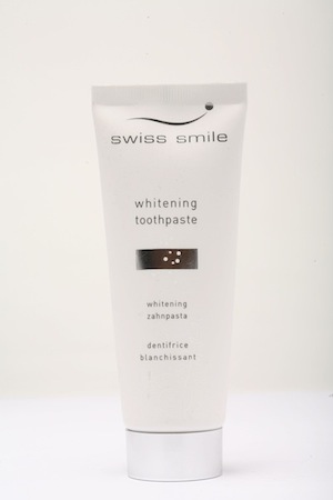 отбеливающая зубная паста Whitening Toothpaste, Swiss Smile, 1410 руб.;