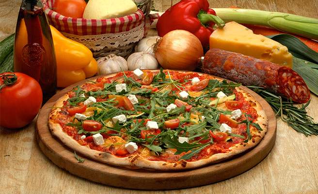 Пицца с овощами на тонком тесте