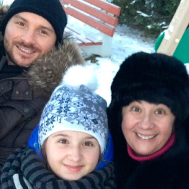 Сергей Лазарев с племянницей Алиной и мамой Валентиной Викторовной Сергей Лазарев с племянницей Алиной и мамой Валентиной Викторовной
