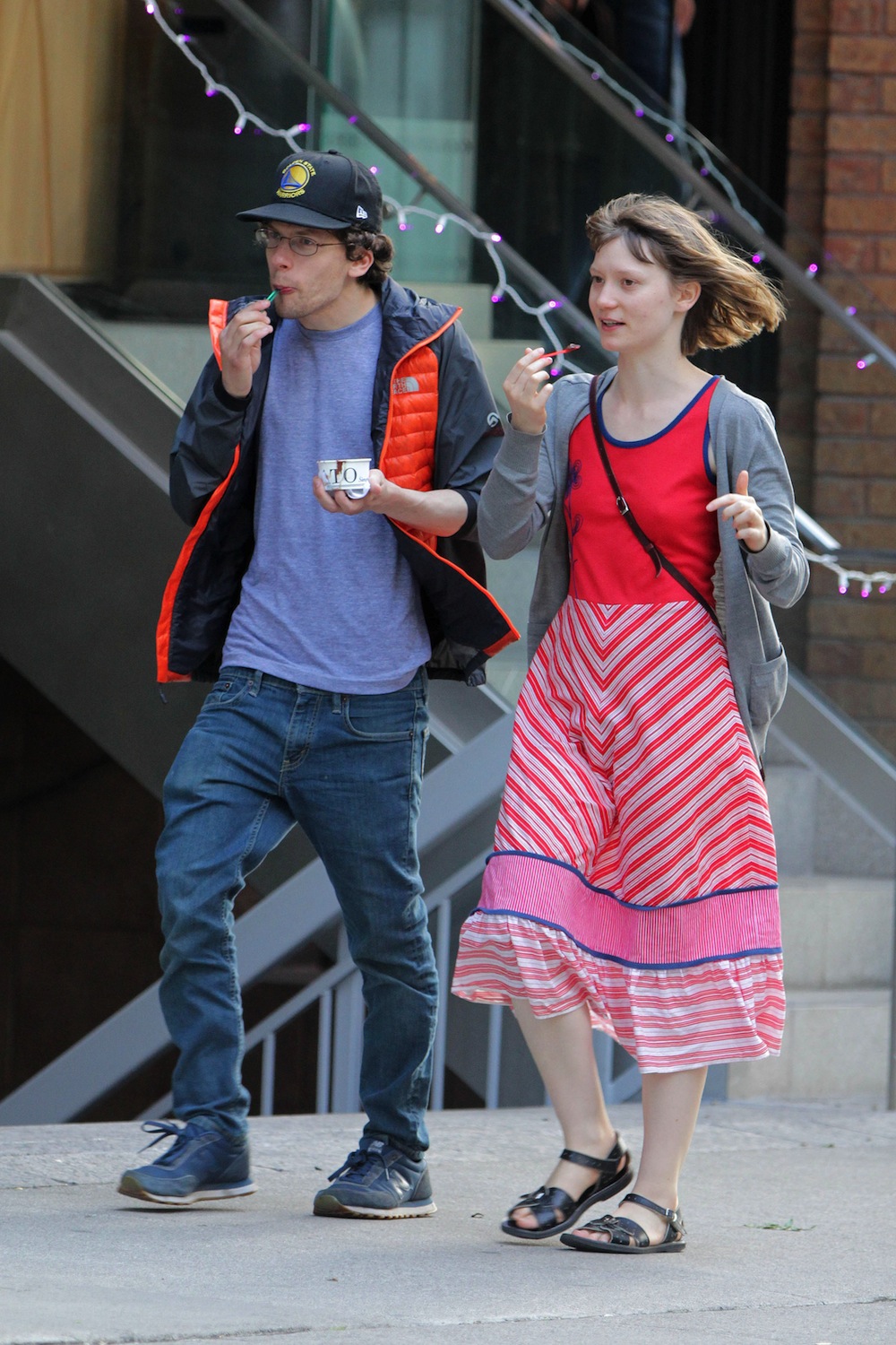 Джесси Айзенберг и Миа Васиковска