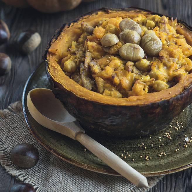 Индейка, запеченная в тыкве с каштанами и нутом