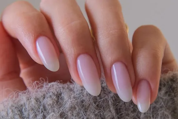 Самый нежный маникюр февраля: что такое cloudy french и почему вам тоже стоит его попробовать