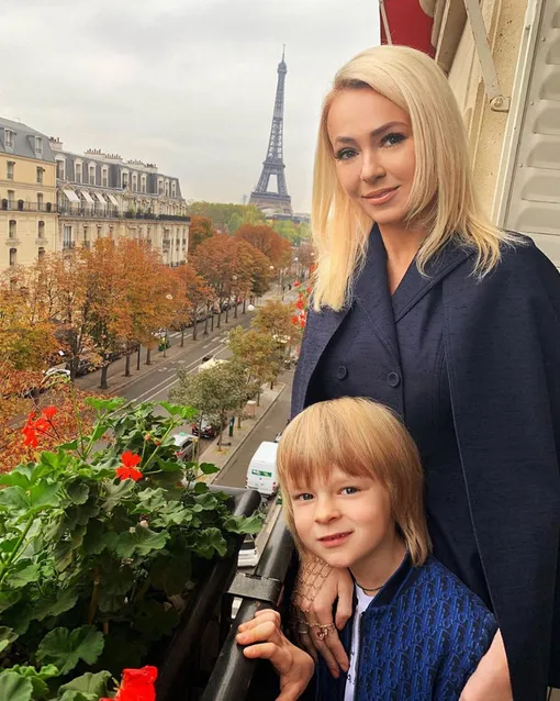 Яна Рудковская в необычном образе прилетела в Париж с сыном