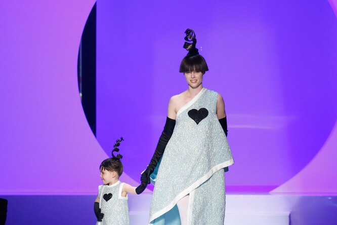 Двухлетняя дочь беременной Коко Роша стала звездой показа Jean Paul Gaultier