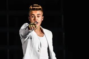 Пусть говорят: оказаться на первых полосах газет!