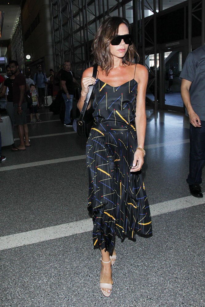 Виктория Бекхэм в аэропорту Лос-Анджелеса в юбке Victoria Beckham. Фото: Splash News