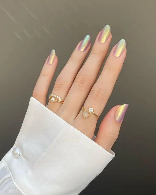 Золотые перламутровые ногти