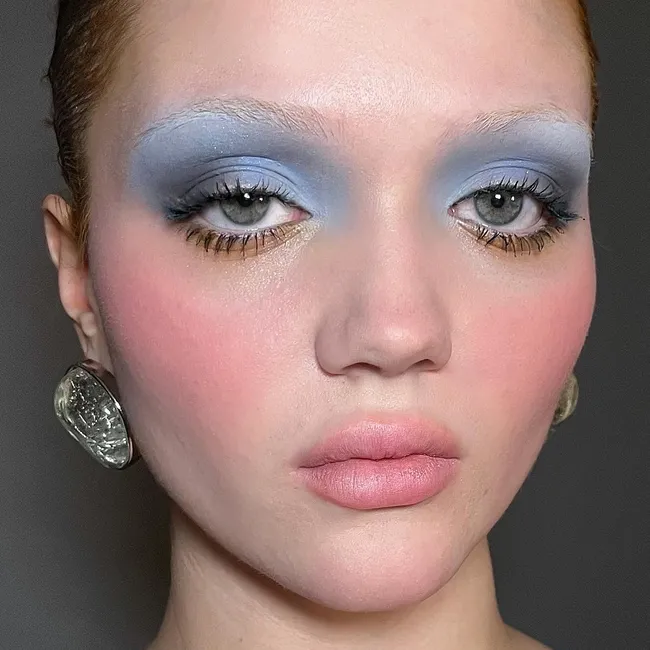 Ледяной голубой — самый модный цвет этого сезона. Собрали 6 вариантов макияжа глаз в трендовом оттенке