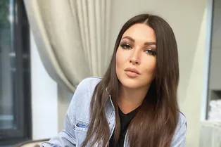 Розовая пантера: Ирина Дубцова выглядит сногсшибательно в купальнике цвета фуксии