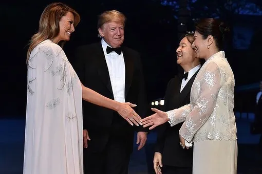 Мелания Трамп в платье-кейпе стала гостьей гала-вечера в императорском дворце