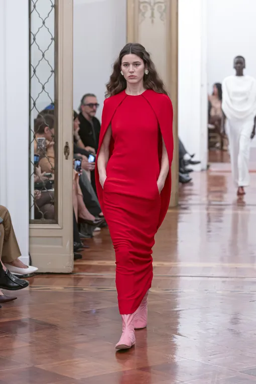Alberta Ferretti, осень-зима 2025-2026 Актуальный цвет осени