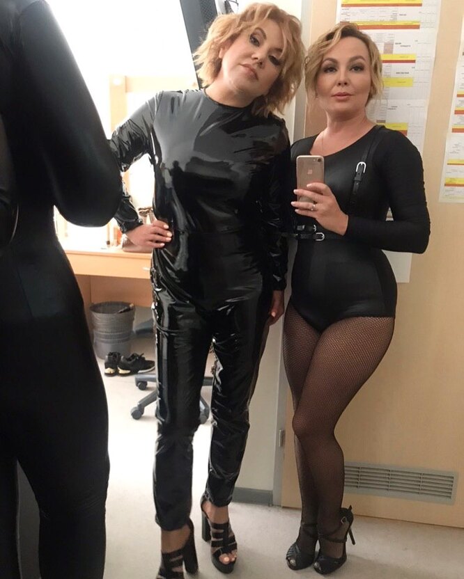 Ресейлік ерлі-зайыптылардың жыныстық қатынасқа түскен видеосы. Ұзын сиқырлы қара бейнеклиптер