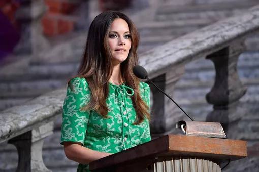Яркое лето: шведская принцесса София в идеальном зеленом миди-платье