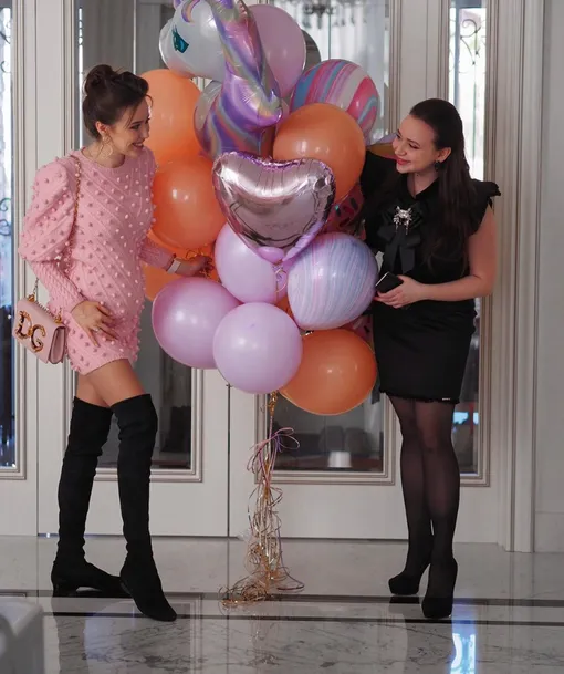 Анастасия Костенко веселится на дне рождения у подруги
