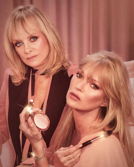 Кейт Мосс и Твигги в кампейне Charlotte Tilbury Кейт Мосс и Твигги в кампейне Charlotte Tilbury в 2022 году