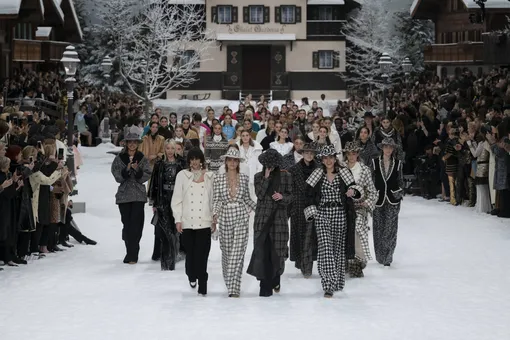 Плачущие модели на показе Chanel после смерти Карла Лагерфельда