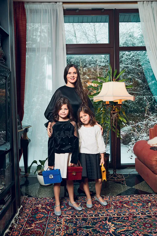 На Наталии: топ, Emilia WickstEad; юбка, MRZ; туфли, Christian Louboutin. На Лизе: джемпер и юбка – все Piccola Ludo; балетки, Il Gufo. На Насте: джемпер, Karl Lagerfeld kids; юбка, Piccola Ludo; балетки, Il Gufo На Наталии: топ, Emilia WickstEad; юбка, MRZ; туфли, Christian Louboutin. На Лизе: джемпер и юбка – все Piccola Ludo; балетки, Il Gufo. На Насте: джемпер, Karl Lagerfeld kids; юбка, Piccola Ludo; балетки, Il Gufo