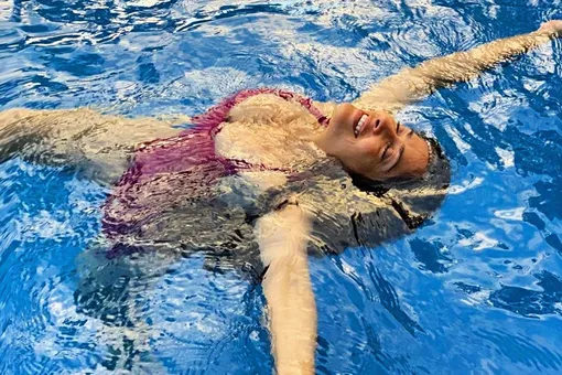 Сальма Хайек в винном купальнике эффектно позировала под водой