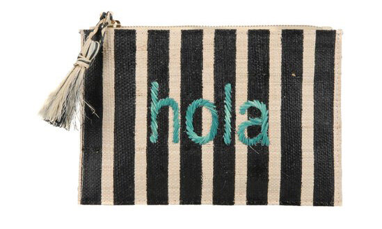 Плоский соломенный клатч с надписью «hola», Kayu, 3050 руб. (на сайте Yoox — с учетом скидки)