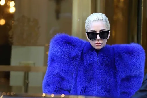 Детство заиграло: Леди Гага прокатилась в тележке из магазина в вечернем наряде