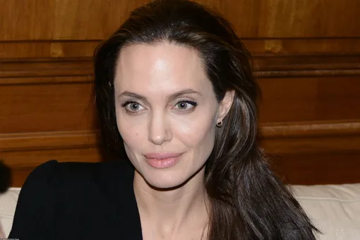 Анджелина Джоли год назад