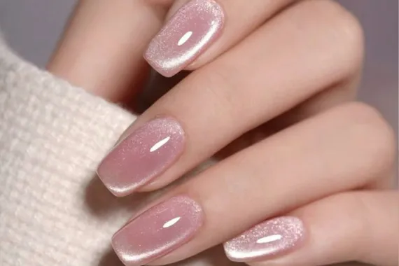 37 идей маникюра с эффектом «кошачий глаз», которые в тренде в 2025-м