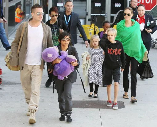 Джоли и Питт с детьми