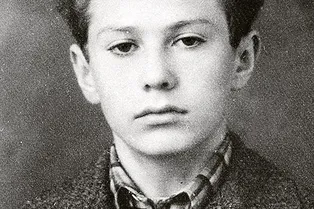 60 лет спустя: этого политика сложно узнать по фото из детства! Попробуйте догадаться, что за известная личность на детском снимке