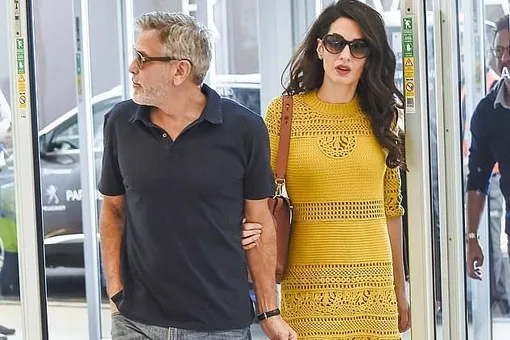 Амаль Клуни составила стильный casual с вязаным мини-платьем и ботфортами