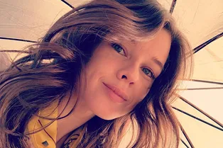 Катерина Шпица знает, как привлечь внимание к стройным ногам, не надевая мини