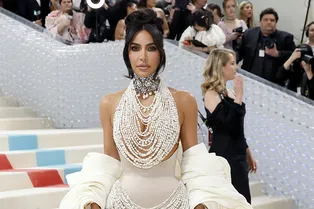 Ким Кардашьян в макси с жемчужными нитями сразила гостей Met Gala-2023