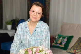 Молодая жена Евгения Петросяна преобразилась, просто сняв очки Молодая жена Евгения Петросяна преобразилась, просто сняв очки