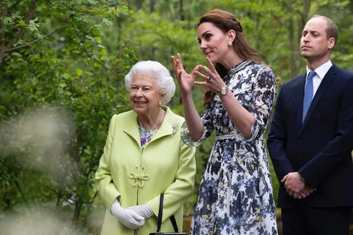 Кейт Миддлтон устроила Елизавете II экскурсию по саду