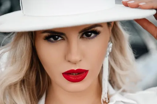 Анна Семенович в откровенном белом платье прокатилась на катере