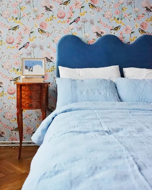 Спальня в пастельно-голубом цвете