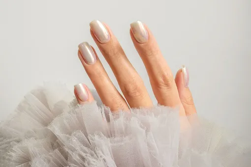 Хромированные ногти в стиле мермейдкор — нейл-тренд весны от Дуа Липы