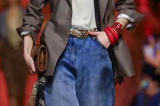 8 модных широких брюк на весну-2026, которые впишутся в любой образ