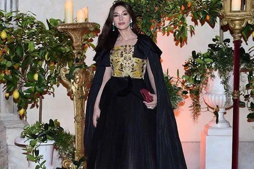 Моника Беллуччи в пышном платье в пол появилась на балу Dior в Италии