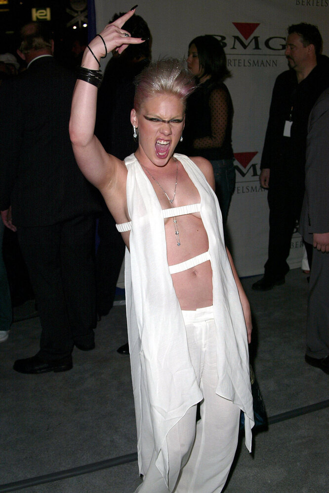 Пинк в 2002 году на вечеринке после церемонии вручения премии 'Грэмми'