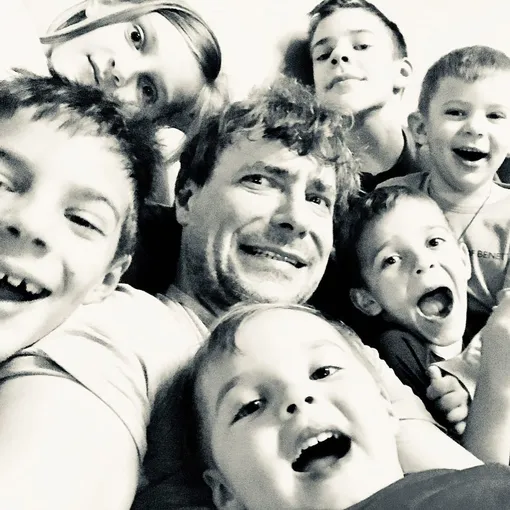 Евгений Цыганов с детьми