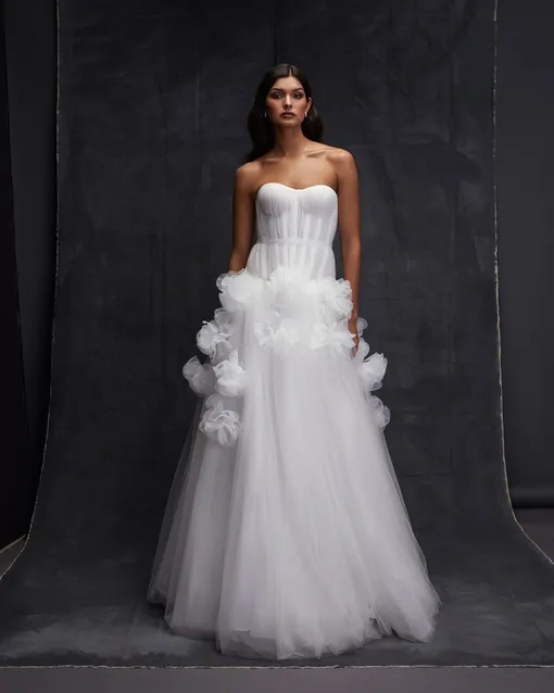 Для эффектного свадебного образа выбирайте платье с корсетными вставками