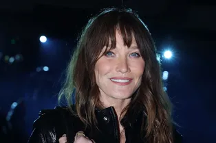 С чем носить кожаную куртку после 55+ — знает Карла Бруни