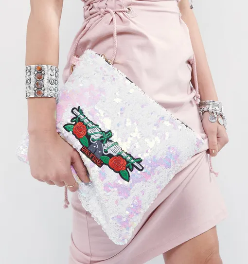 Светлый клатч с пайетками и символом Guns N Roses, Sacred Hawk, 3658 руб. (на сайте Asos) Светлый клатч с пайетками и символом Guns N Roses, Sacred Hawk, 3658 руб. (на сайте Asos)