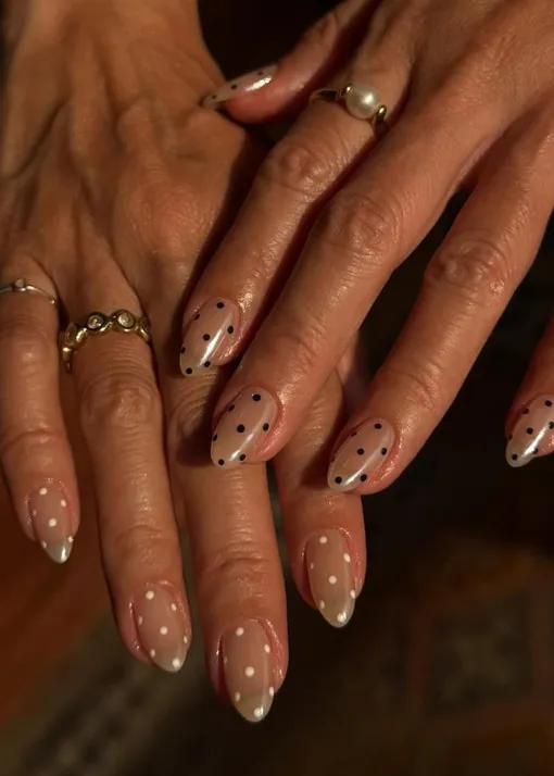 Горошек — трендовый маникюр на зиму 2026 Горошек — трендовый маникюр на зиму 2026