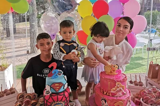 Джорджина Родригес отпраздновала день рождения близнецов без Криштиану Роналду