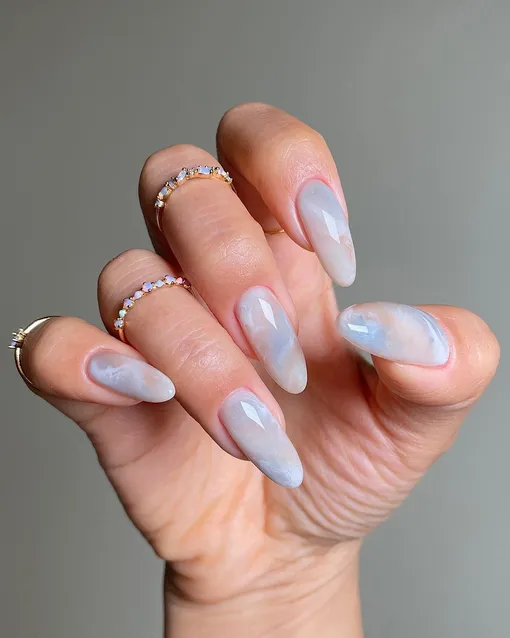 Голубые мраморные ногти