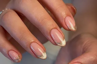 Классический, с «кошачьим глазом» и не только: 15 вариантов френча на декабрь-2025