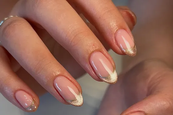 Классический, с «кошачьим глазом» и не только: 15 вариантов френча на декабрь-2025